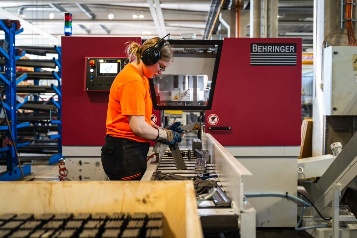 Kuva metallimateriaalien lajittelusta ja käsittelystä, joka havainnollistaa Kimetin ja Stén-konsernin käytäntöjä hukan vähentämiseksi ja kierrätyksen tehostamiseksi.