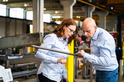 Teräspalkkeja varastossa – asiantuntijuus auttaa tekemään oikeat materiaalivalinnat.