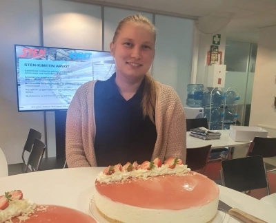 Katriina Saarnio työssään Stén & Co Oy Ab:lla – taloushallinnon asiantuntija, joka aloitti uransa harjoittelijana.