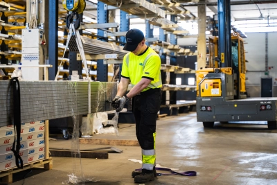 Ruostumattomia teräksiä ja alumiineja asiakkaiden tarpeisiin – Kimetin automaattivarastosta nopeasti.